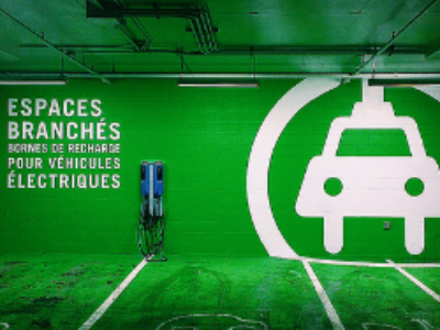 Un encouragement aux voitures électriques voté en commission