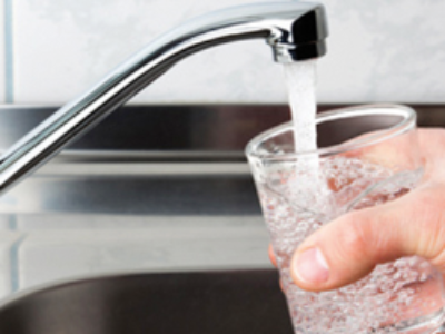 Que contient le rapport annuel sur le prix et la qualité du service public d’eau potable ?