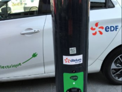 A Calais, on recharge sa voiture électrique sur le réseau d’éclairage public.