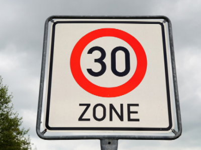 Quelles sont les compétences du maire pour réduire la vitesse de circulation sur le territoire de la commune ?